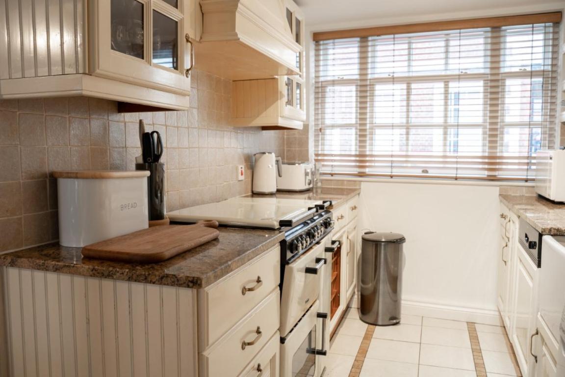 Perfectly Located Central Chester Town House -2Br Exterior photo
