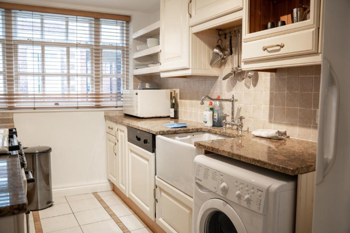 Perfectly Located Central Chester Town House -2Br Exterior photo
